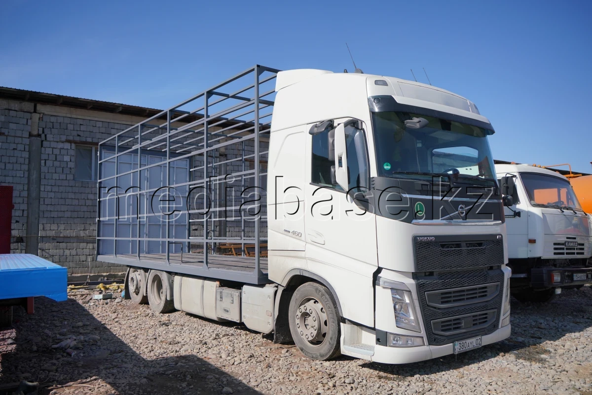 Түркістандағы Қарабұлақ ауылында жүк көліктері тіркемесі құрастырылады - фото 1