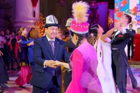 Бүркіт, асық, ұлттық би: Елшілер Наурызды қалай тойлады - фото 9