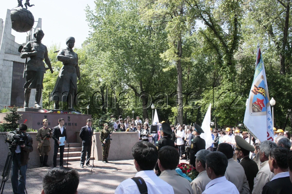 Алматыда «Әлия мен Мәншүк» монументіне гүл шоқтарын қою рәсімі өтті. - фото 1