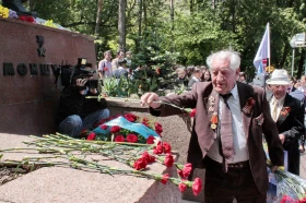 Алматыда «Әлия мен Мәншүк» монументіне гүл шоқтарын қою рәсімі өтті. - фото 2