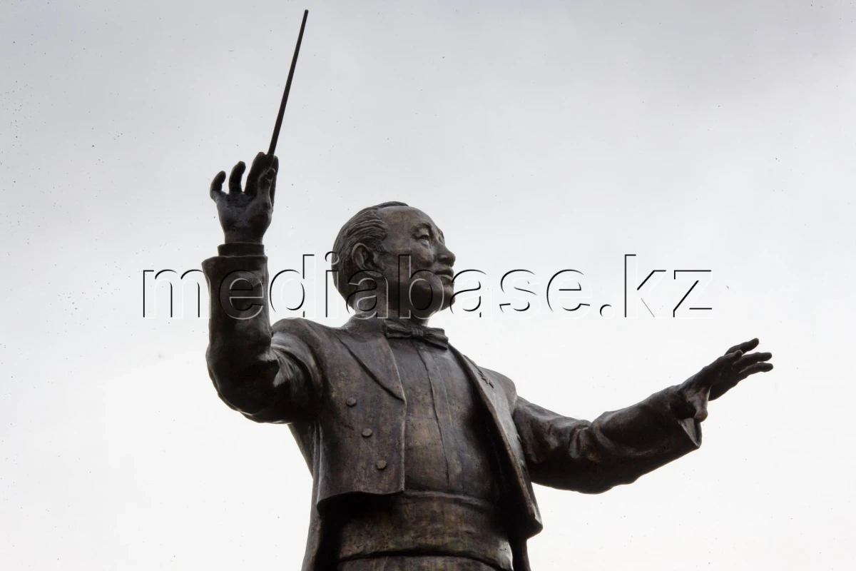 Алматыда қазақ композиторы Нұрғиса Тілендиевтің құрметіне ескерткіші ашылды - фото 1