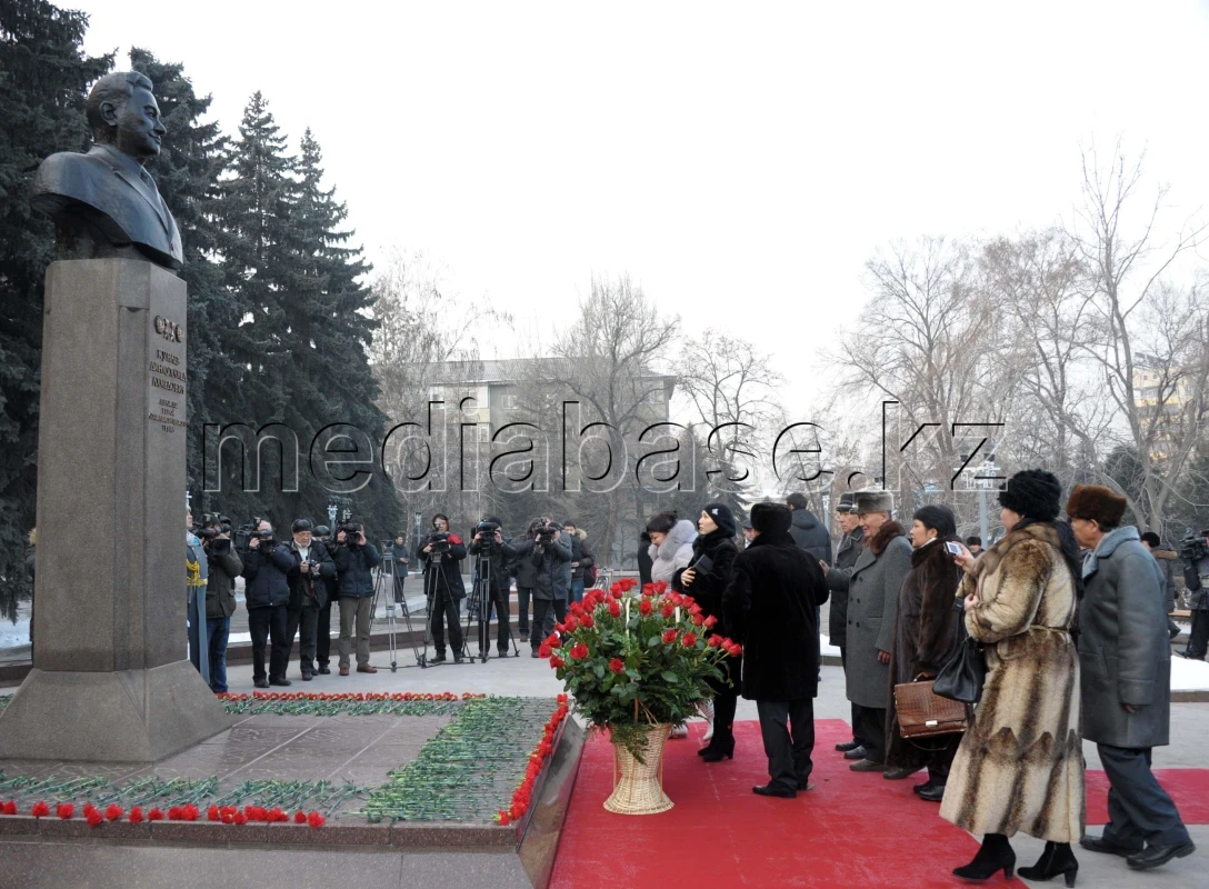 Алматыдағы Д.А.Қонаевтың ескерткішіне гүл шоқтары қойылды - фото 1