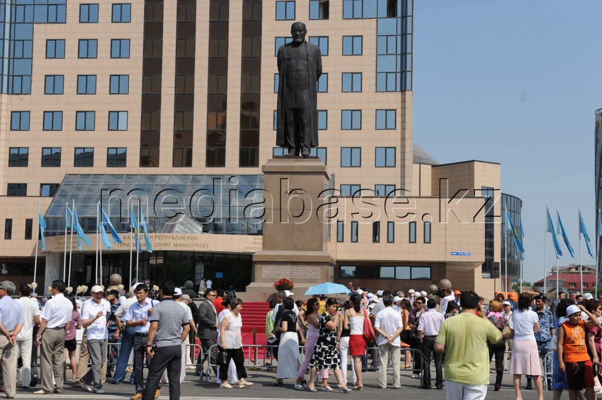 Қазақтың ұлы ақыны және ойшылы Абай Құнанбаевтың ескерткішінің ашылу салтанаты - фото 1