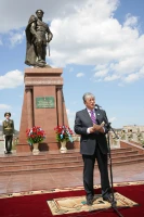 Кеңес Одағының Батыры Бауыржан Момышұлының ескерткіші - фото 2