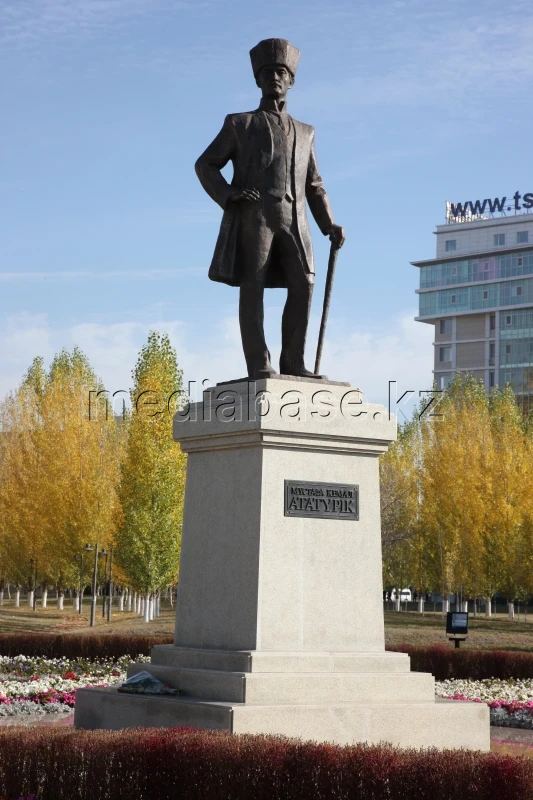Астанада Түрік Республикасының негізін қалаушы Мұстафа Кемал Ататүрікке арналған ескерткіш - фото 1