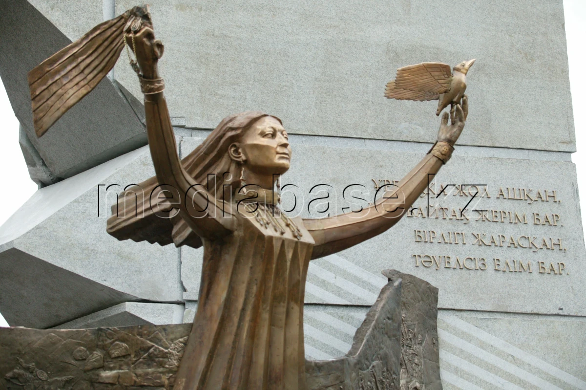 Алматыдағы «Азаттық таңы» монументіне гүл шоқтары қойылды - фото 1