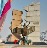 Алматыдағы «Азаттық таңы» монументіне гүл шоқтары қойылды - фото 2