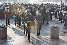 Алматыдағы «Азаттық таңы» монументіне гүл шоқтары қойылды - фото 3