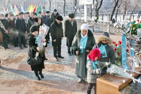 Алматыдағы «Азаттық таңы» монументіне гүл шоқтары қойылды - фото 4
