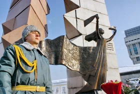 Алматыдағы «Азаттық таңы» монументіне гүл шоқтары қойылды - фото 5