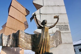 Алматыдағы «Азаттық таңы» монументіне гүл шоқтары қойылды - фото 6