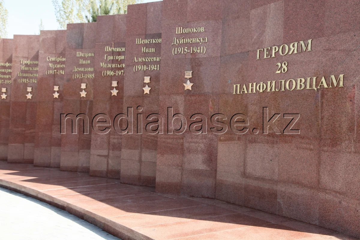 Кеңес Одағының Батыры, генерал-майор Иван Васильевич Панфиловқа ескерткіштің ашылу салтанаты. - фото 1