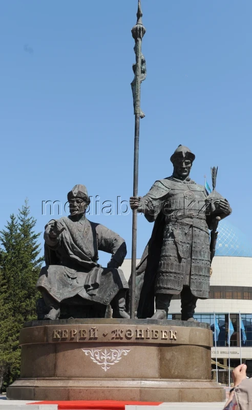 Астанада Қазақ хандығының негізін қалаған Керей мен Жәнібекке ескерткіш ашылды - фото 1