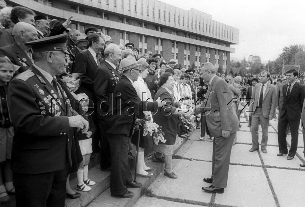 Дінмұхамед Қонаев ардагерлермен кездесуі - фото 1