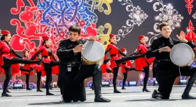 Алматылықтар Бірлік күнін тойлап жатыр - фото 2