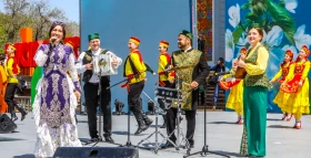 Алматылықтар Бірлік күнін тойлап жатыр - фото 7