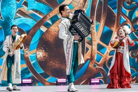 Алматылықтар Бірлік күнін тойлап жатыр - фото 12