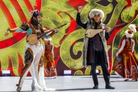 Алматылықтар Бірлік күнін тойлап жатыр - фото 13