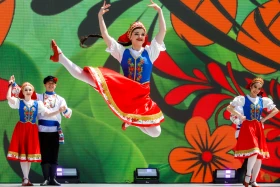 Алматылықтар Бірлік күнін тойлап жатыр - фото 17