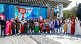 Алматылықтар Бірлік күнін тойлап жатыр - фото 18