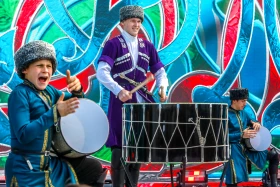 Алматылықтар Бірлік күнін тойлап жатыр - фото 20