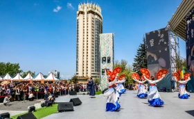 Алматылықтар Бірлік күнін тойлап жатыр - фото 21