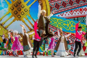 Алматылықтар Бірлік күнін тойлап жатыр - фото 22