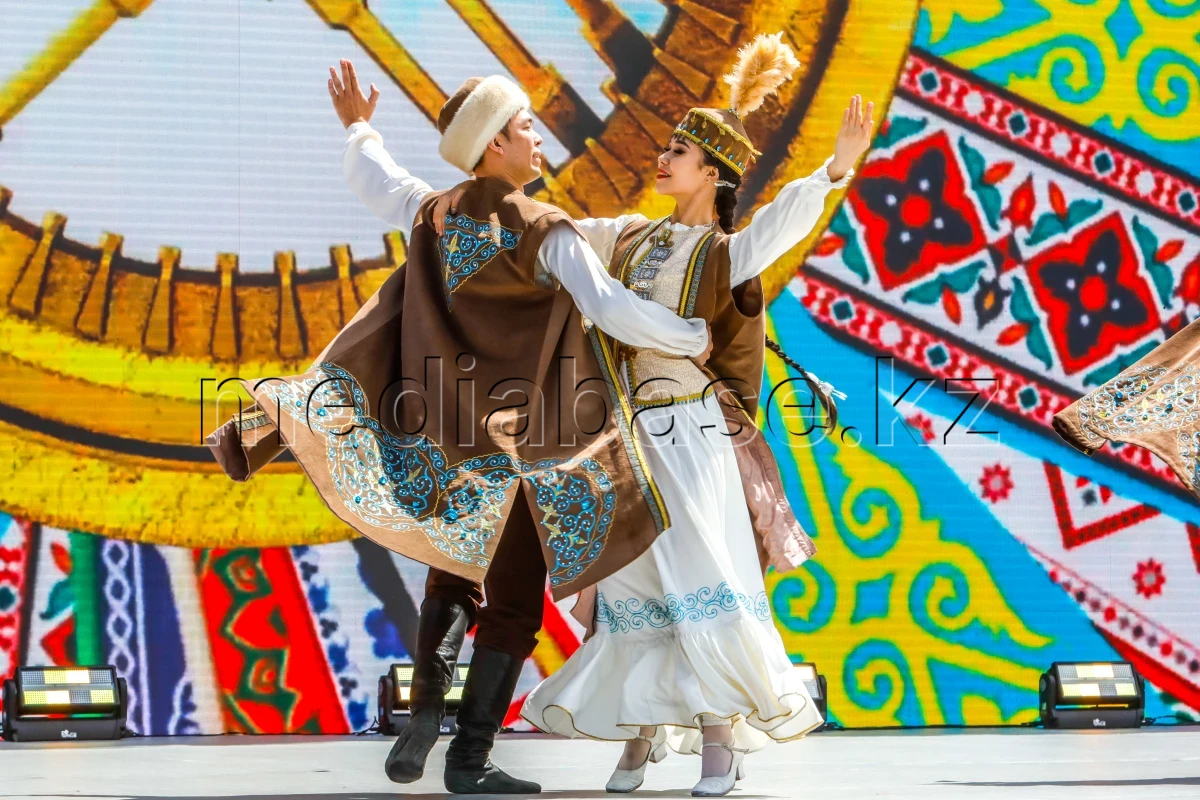 Алматылықтар Бірлік күнін тойлап жатыр - фото 1