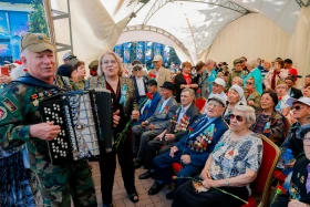 Алматылықтар Жеңістің 79 жылдығын тойлады - фото 9