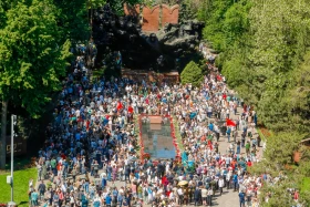 Алматылықтар Жеңістің 79 жылдығын тойлады - фото 24