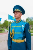 Президент Әкімшілігінің Басшысы Бауыржан Момышұлының ескерткішіне гүл шоғын қойды - фото 3