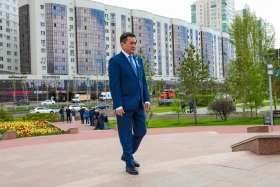 Президент Әкімшілігінің Басшысы Бауыржан Момышұлының ескерткішіне гүл шоғын қойды - фото 5