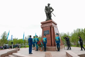 Президент Әкімшілігінің Басшысы Бауыржан Момышұлының ескерткішіне гүл шоғын қойды - фото 6