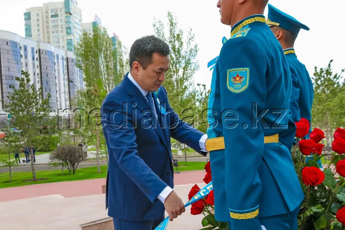 Президент Әкімшілігінің Басшысы Бауыржан Момышұлының ескерткішіне гүл шоғын қойды - фото 1