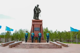 Президент Әкімшілігінің Басшысы Бауыржан Момышұлының ескерткішіне гүл шоғын қойды - фото 7