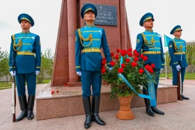 Президент Әкімшілігінің Басшысы Бауыржан Момышұлының ескерткішіне гүл шоғын қойды - фото 8