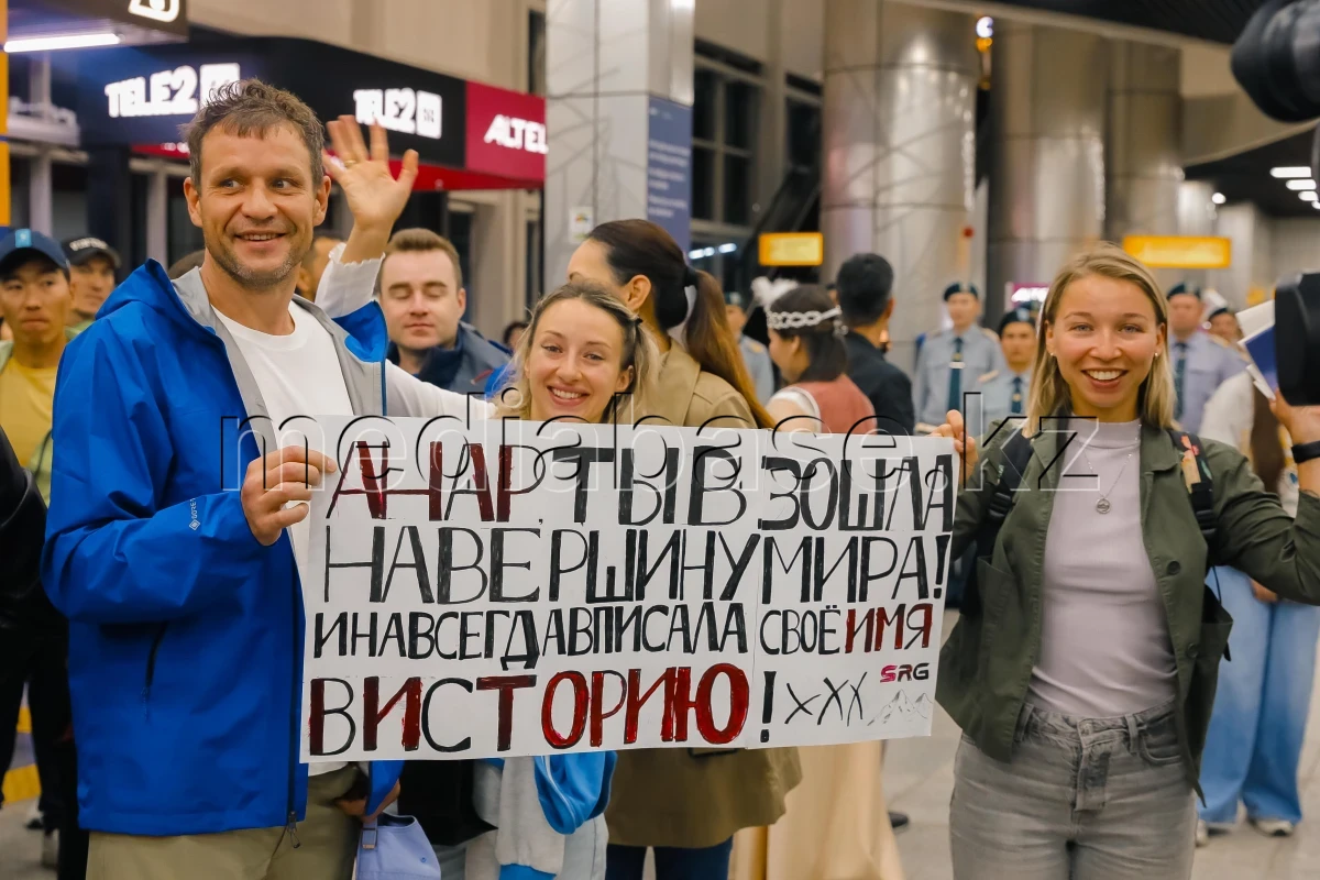 Алматыда Эверестті бағындырған альпинистерді салтанатты түрде қарсы алды - фото 1