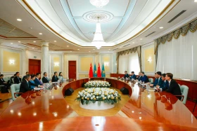 Қытайдың Сыртқы істер министрі Қазақстанға келді - фото 3