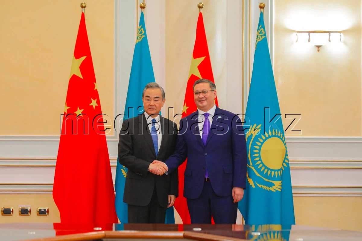 Қытайдың Сыртқы істер министрі Қазақстанға келді - фото 1