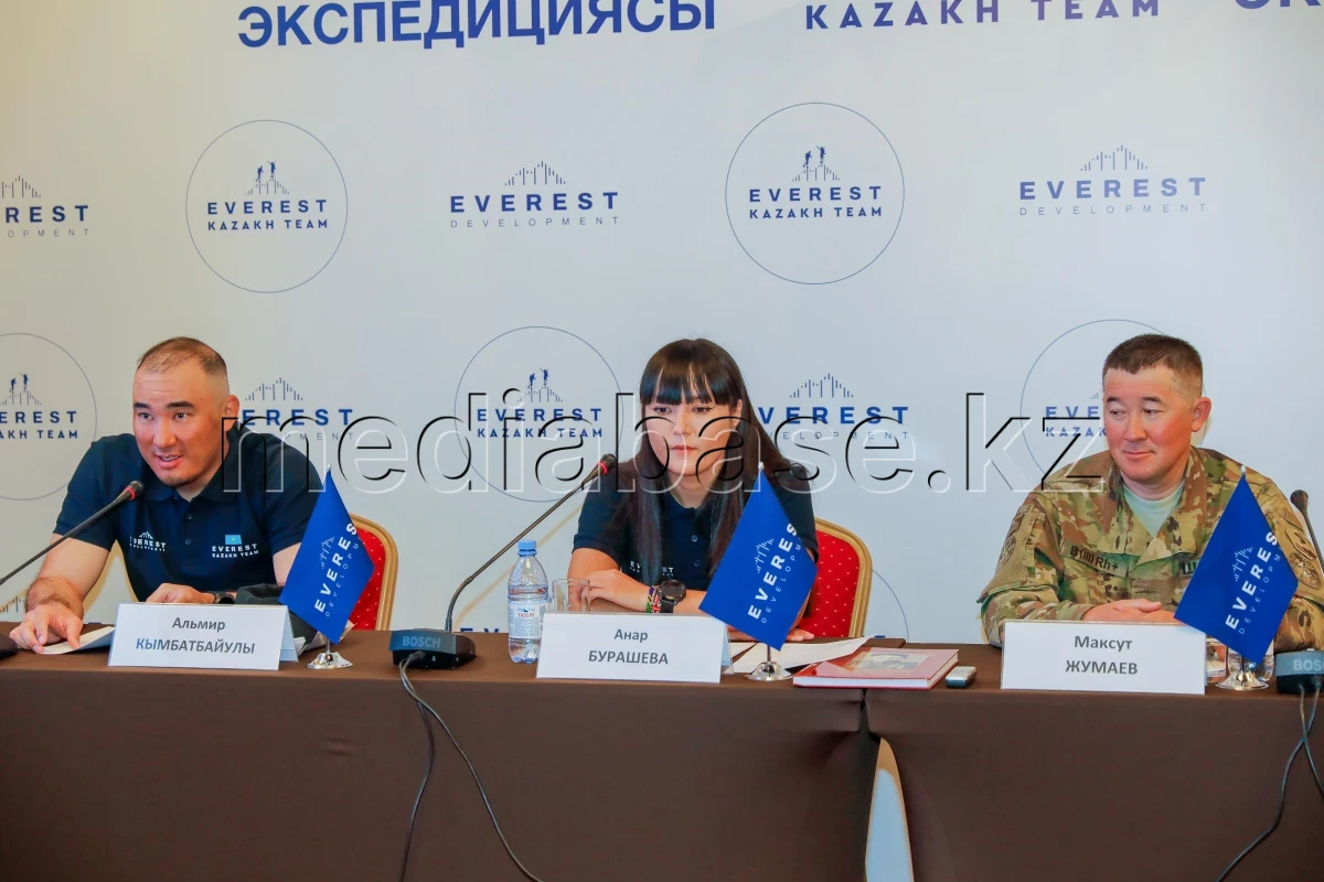 Эвересті бағындырған қазақстандық альпинистерге пәтер берілді - фото 1