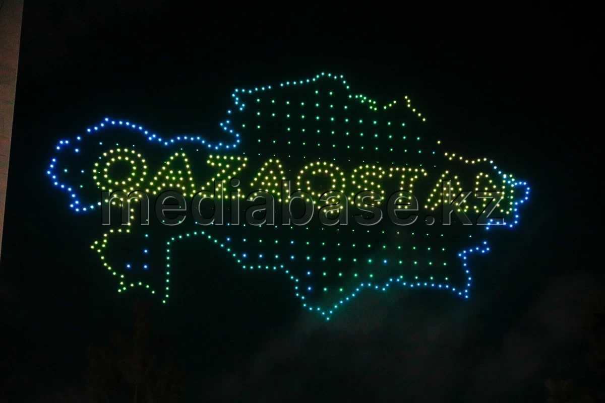 Астанада дрондар шоуын 100 мыңнан астам адам тамашалады - фото 1