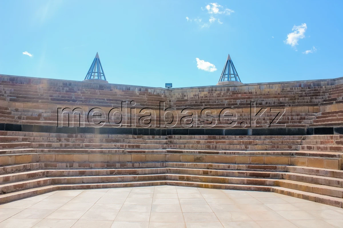 Абай с Шакарим кесенеси в Карауыле - фото 1