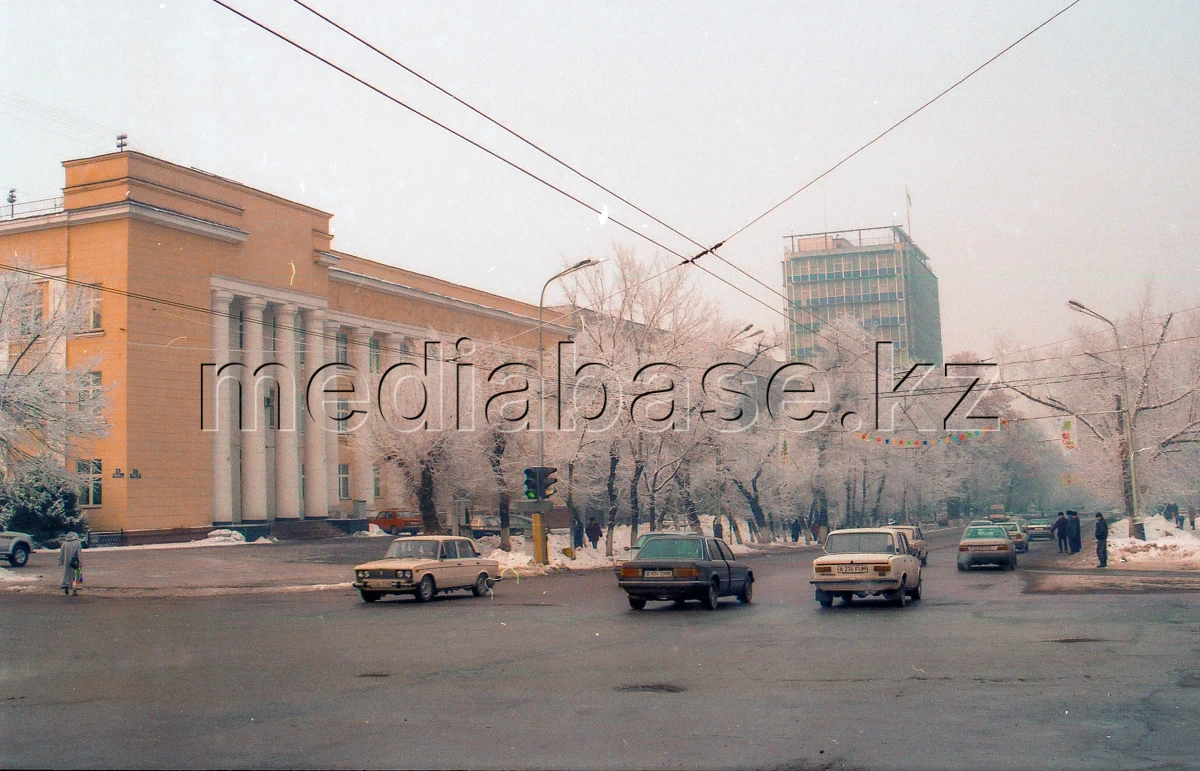 90-шы жылдардағы Алматының орталық көшелері - фото 1