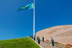 Қазақстанда коронавирустан қаза болғандарға аза тұту рәсімі өтті - фото 6