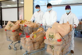 Елордалық мыңдаған балаға әлеуметтік көмек және маскалар тарату - фото 2