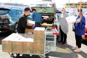 Елордалық мыңдаған балаға әлеуметтік көмек және маскалар тарату - фото 5