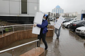 Елордалық мыңдаған балаға әлеуметтік көмек және маскалар тарату - фото 6