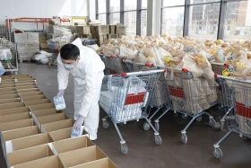 Елордалық мыңдаған балаға әлеуметтік көмек және маскалар тарату - фото 9