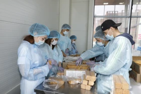 Елордалық мыңдаған балаға әлеуметтік көмек және маскалар тарату - фото 10