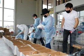 Елордалық мыңдаған балаға әлеуметтік көмек және маскалар тарату - фото 13